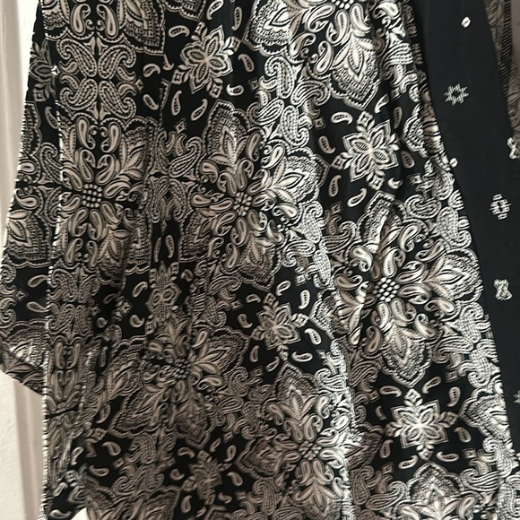 TORRID Challis Dolman Shirttail Kimono: BLACK/WHITE: NEW WITH TAGS: SIZE 5 - Picture 3 of 5
